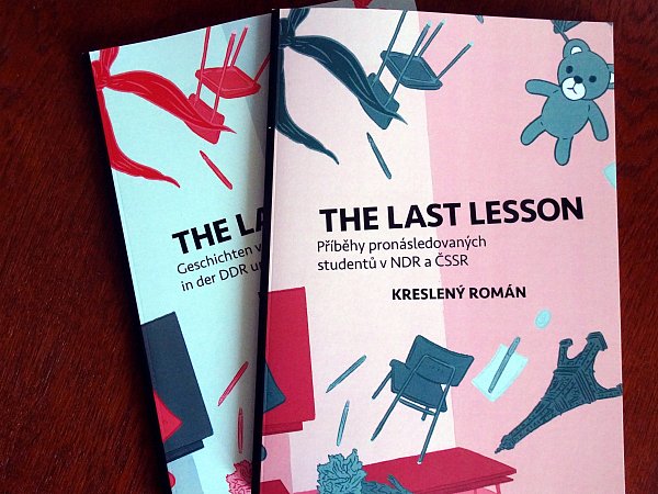 Každá strana knihy The Last Lesson je v jiném jazyce. Česky a německy.