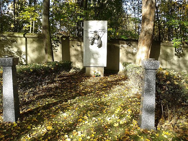Čestné pohřebiště na ďáblickém hřbitově (foto Mojmír Churavý, licence CC BY-SA 4.0)