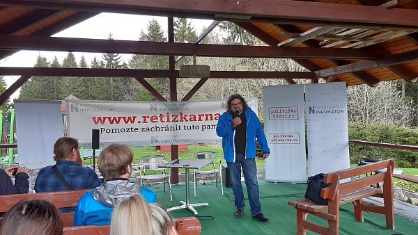 Archeolog Pavel Vařeka hovoří o nedávných výzkumech jáchymovských táborů (foto Michal Louč)